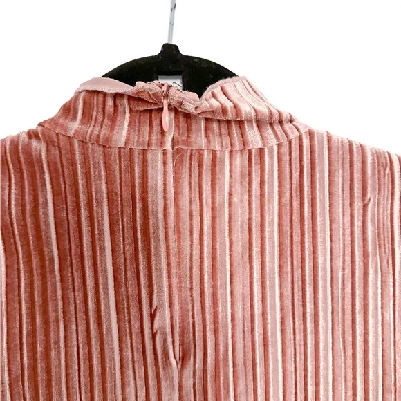 J.O.A. Los Angeles Revolve Pleated Mock Neck Velvet Top Baby Pink Size Small JOA - Picture 5 of 9